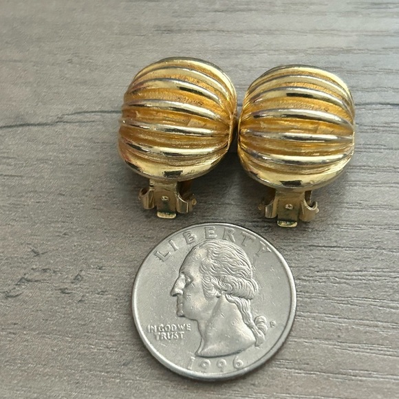 Vintage Mimi di N Gold Ribbed Dome Earrings Clip Ons Textured Design - Picture 2 of 7